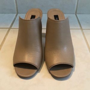 WHITE HOUSE BLACK MARKET “MACKENNA MULE”